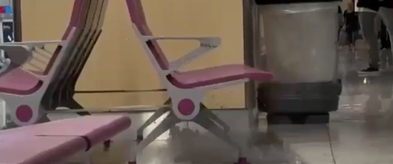 Wasser dringt ins Terminal des Flughafens Ibiza ein, hier von unten. An anderen Stellen standen Eimer, da es von oben tropfte.