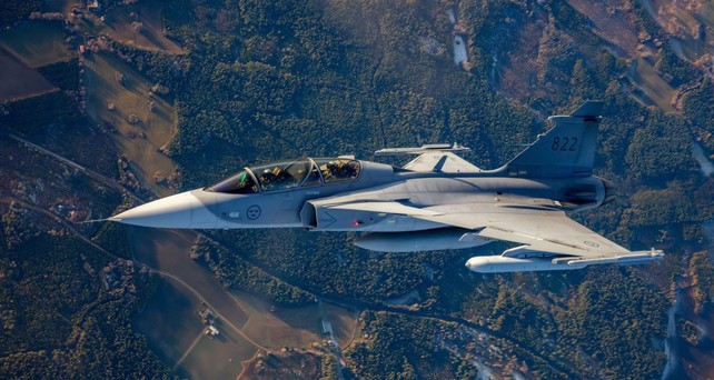 Saab Gripen mIt Arexis-EAJP. Die Abkürzung steht für Electronic Attack Jammer Pod.