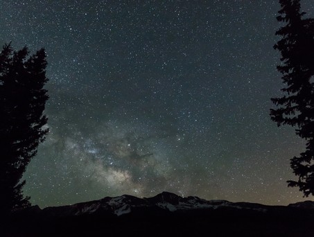 Nachthimmel in den Bergen Colorados: 1982 wurde ein Mann gerettet, weil in einem Passagierflugzeug jemand die SOS Zeichen erkannte.
