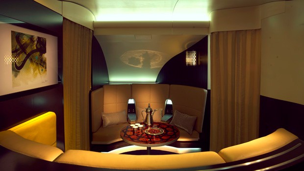Den Gästen der First- und Business-Class steht im A380 eine Bar zur Verfügung.
