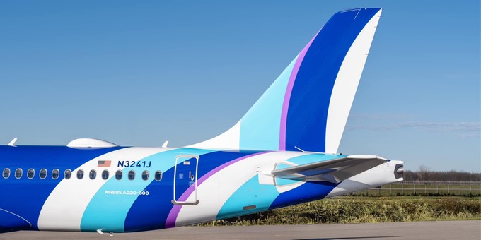 Der neueste Airbus A220 von Jetblue, mit neuem Design: Das Heck zeigt geschwungene Formen.