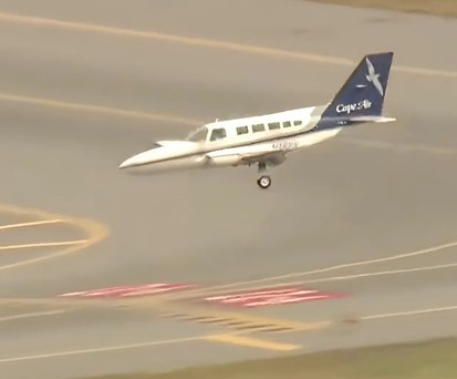 Passagierflugzeug landet in Boston auf nur einem Fahrwerk