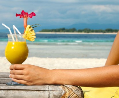 Drink im Urlaub: Der Genuss läßt sich mit ein paar Kniffen um ein paar Stunden im Flugzeug verlängern.