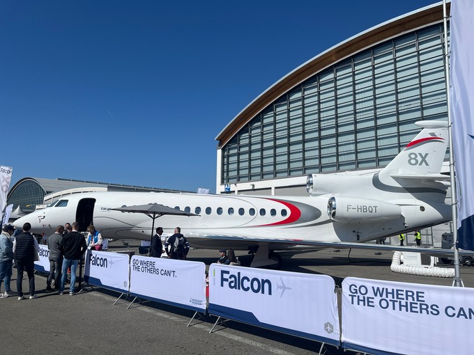 Und Dasault ihre Falcon 8X.