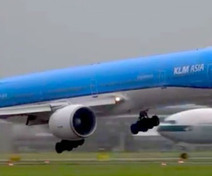 Heikler Moment: Die Boeing 777 kippt nochmal.