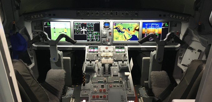 Und so sieht das Cockpit der E195-E2 aus.