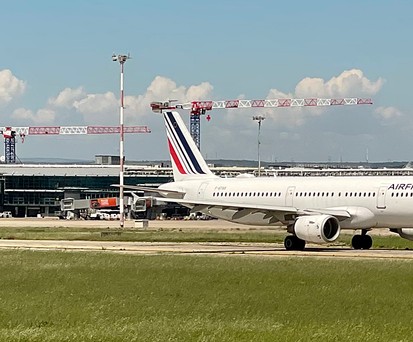 Airbus A321 von Air France in Marseille: Die Flüge nach Lyon dürfen bleiben - vorerst.