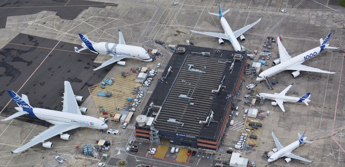Da stehen sie, die sechs Flugzeuge, die zusammen zur Feier von Airbus fliegen werden.