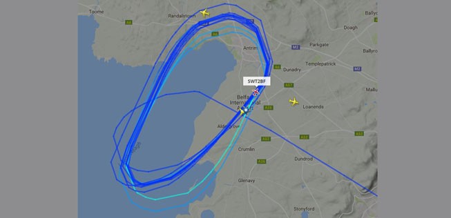Über Belfast kreisendes Flugzeug: Am Morgen ging am Belfast International Airport nichts mehr.