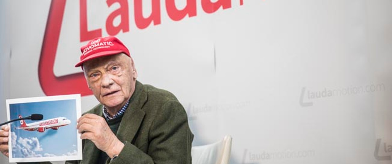 Niki Lauda mit Bild eines Airbus A320 von Laudamotion: Bald neue Besitzer.