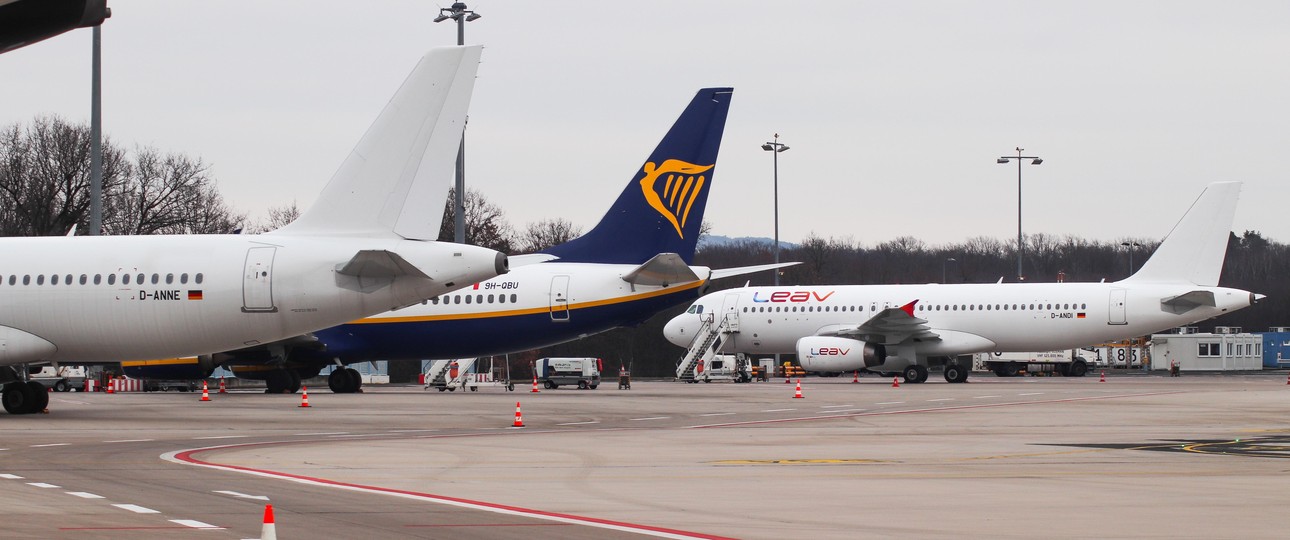 Die beiden Airbus A320 von Leav: Links die D-ANNE ohne und rechts die D-ANDI mit Beklebung.