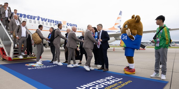 Die Tschechische Nationalmannschaft kam am Donnerstag (13. Juni) mit einem Smartwings-Jet aus Prag in Hamburg an.