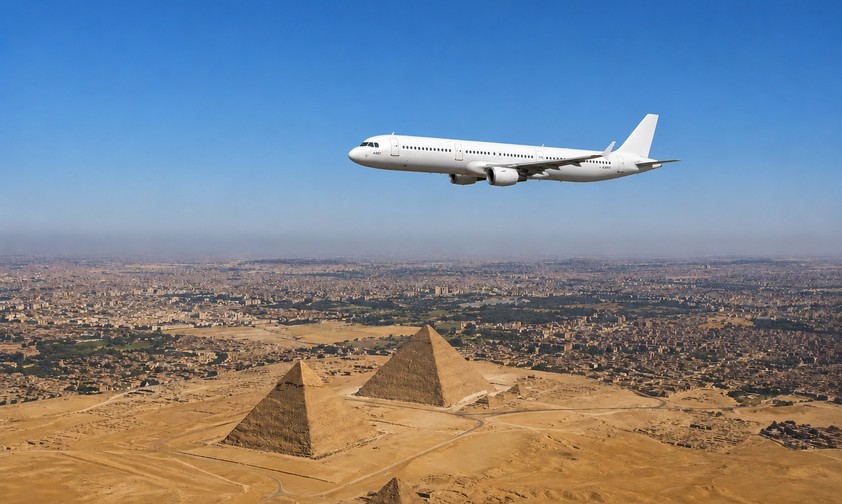 Airbus A321 über den Pyramiden: In Ägypten soll in diesem Jahr eine neue Airline an den Start gehen.