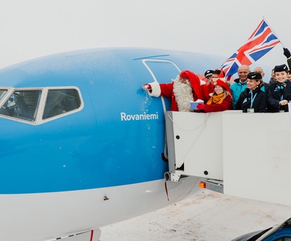 Natürlich mit Schnee: Der Weihnachtsmann tauft eine Boeing 737 Max von Tui.