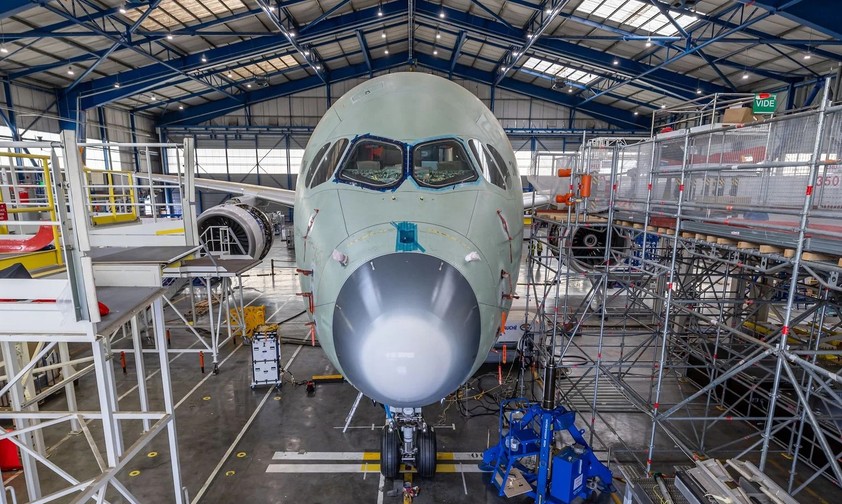 Airbus A350 F bei den Bodenschwingungstests: Der Flieger wird kräftig durchgeschüttelt.