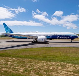Boeing 777-8: Boeing ist ganz damit beschäftigt, die 737 Max wieder in die Luft zu bringen und die größere Variante der 777X, die 777-9 (Bild), nach Triebwerksproblemen auf den Erstflug vorzubereiten. So wurde die Entwicklung der kleineren 777-8 vorerst auf Eis gelegt. Dass Qantas für das Project Sunrise auf Airbus setzt, ist ein weiterer Rückschlag für das Programm. Insgesamt weist Boeing für die 777X feste Bestellungen für 309 Jets aus. Davon entfallen höchstens 45 auf die 777-8, 35 für Emirates, 10 für Qatar Airways, allerdings gibt es auch bei diesen Orders Fragezeichen.