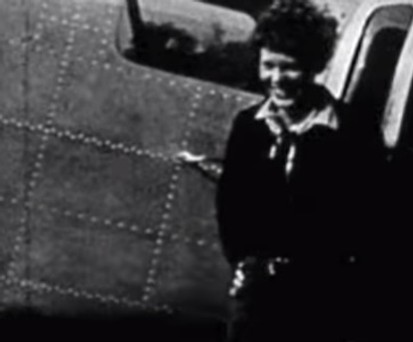 [embed]https://www.youtube.com/watch?v=EWt4wAuktvI[/embed]

Flugpionierin Amelia Earhart kurz vor der Expedition, von der sie nie zurückkehren sollte.
Quelle: youtube.com/<a href="https://www.youtube.com/watch?v=EWt4wAuktvI" target="_blank">mashable</a>