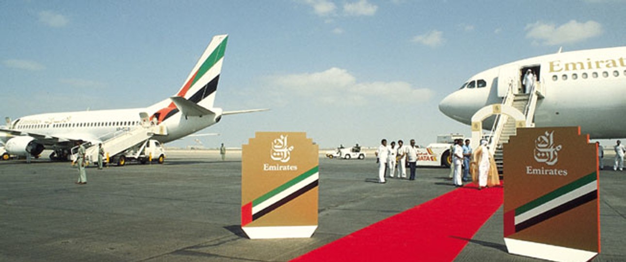 Am 25. Oktober 1985 startete der erste Flug von Emirates. EK600 hob um 11:45 Uhr in Dubai ab und kam drei Stunden später in Karachi an.