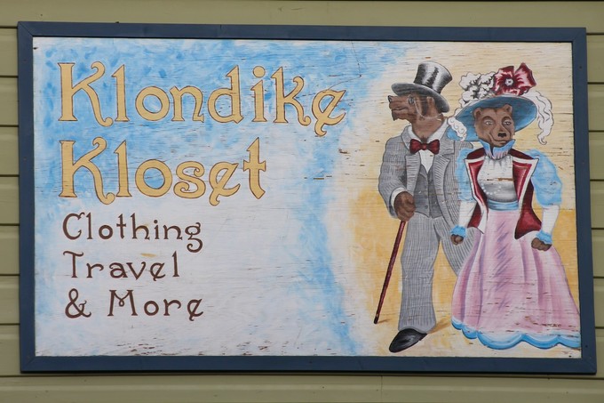 Eine Tafel in Dawson City erinnert an den grossen Goldrausch Ende des 19. Jahrhunderts