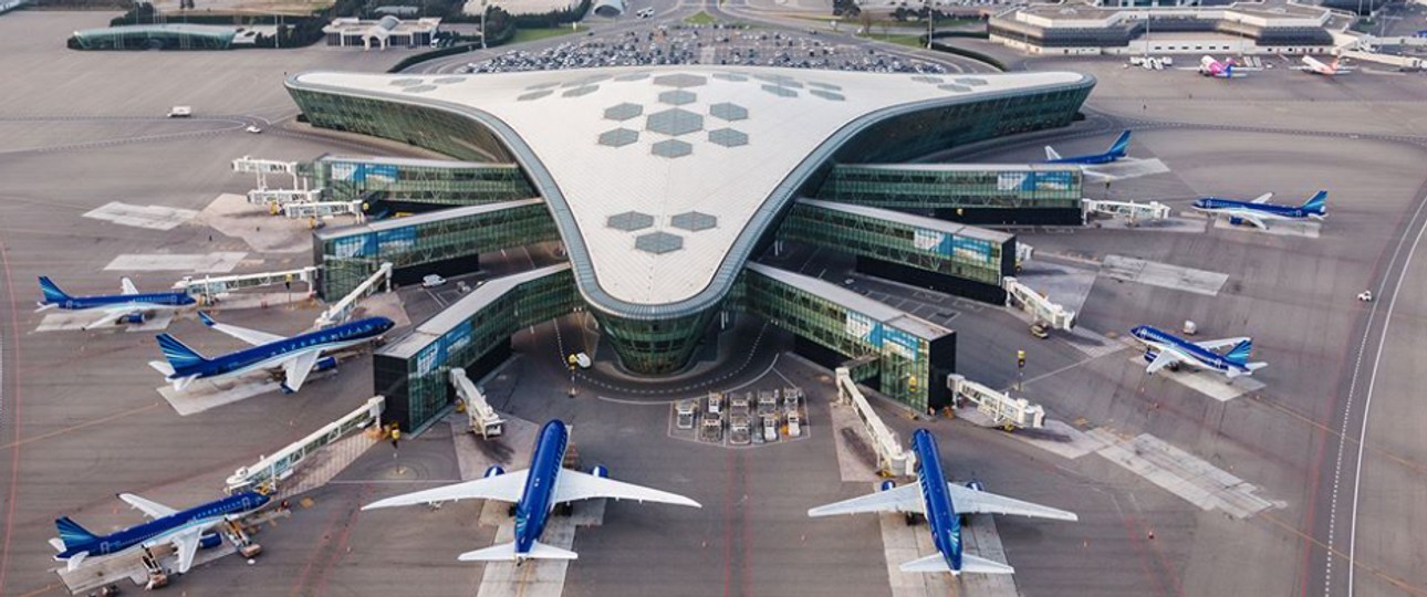 Flieger von Azal - Azerbaijan Airlines am Hauptdrehkreuz in Baku: Die staatliche Fluglinie will auf der Langstrecke wachsen.