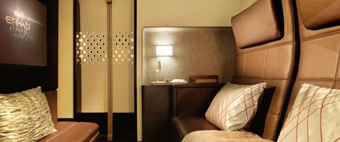 Den Gästen in The Residence auf dem Oberdeck des A380 steht ein eigenes Wohnzimmer mit Großbildschirm zur Verfügung. Im Preis inbegriffen ist ein persönlicher Butler, der in der Savoy-Butler-Schule in London ausgebildet wurde.
