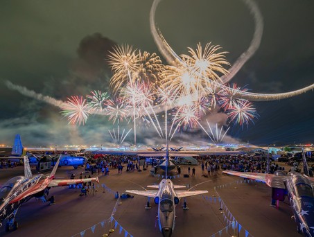 Feuerwerk über Oshkosh: Die Messe hat so viele Menschen angezogen wie noch nie.