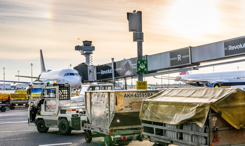 Airbus von Lufthansa am BER: Die Fluglinie wird im Sommer Zubringerflüge auch ab Berlin streichen.