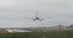 Eines der spektakulärsten  Manöver war der Touch-and-go einer Boeing 777 von British Airways in London Heathrow.