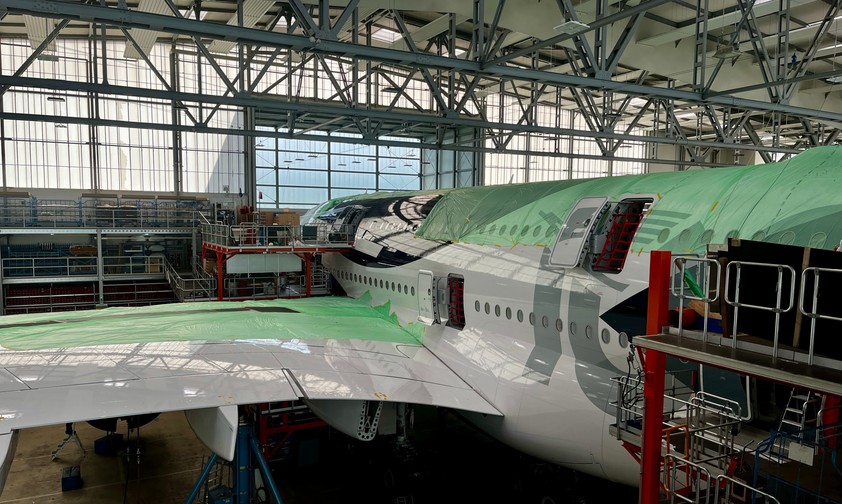 Airbus A380 von Lufthansa: Die D-AIMH wird noch bis Anfang Juni in. Dresden umgebaut.
