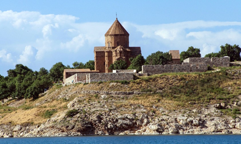 Bekanntes Touristenziel: Die armenische Kirche zum Heiligen Kreuz liegt auf der Insel Akdamar im Vansee.