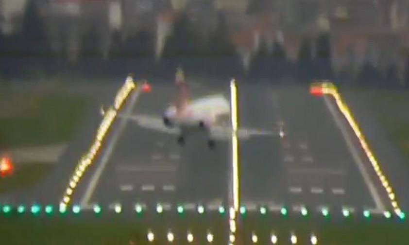 Flieger in Bilbao beim Aufsetzen: Nun schnell wieder in die gerade Position.