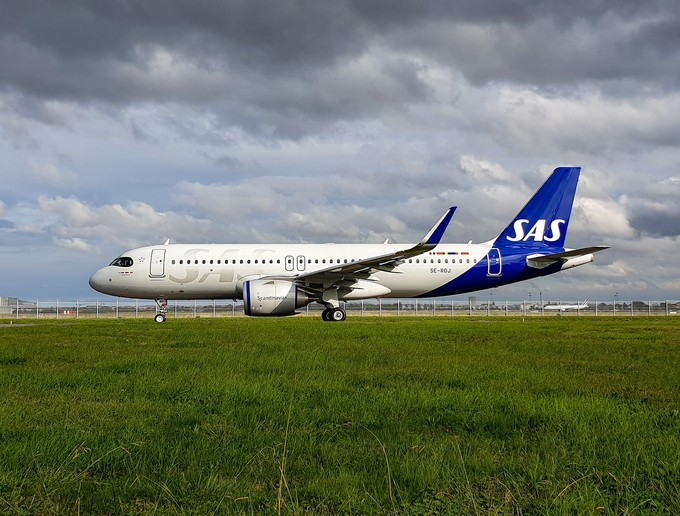 Zum Vergleich: So sieht der Airbus A320 von SAS in der neuen Bemalung aus. Auch er trägt Zorro-Maske, ...