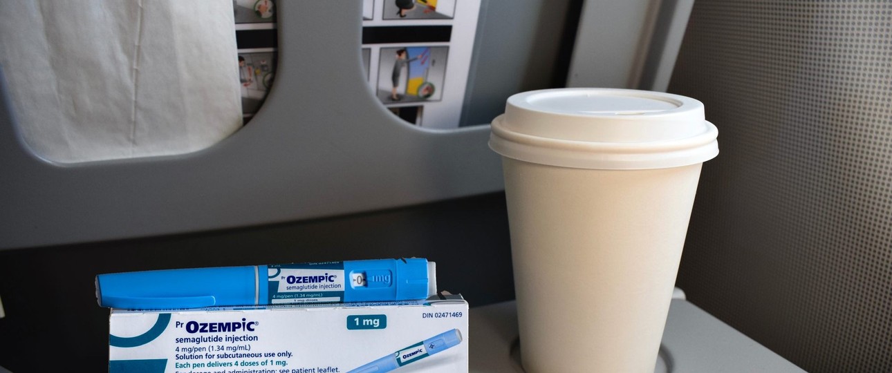 Eine Schachtel Ozempic auf einem Flugzeugtisch: Airlines könnten durch leichtere Reisende Millionengewinne entstehen.