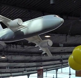 Gigantisches Modellflugzeug fliegt in Halle