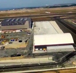 Drei Flugzeuge starten gleichzeitig: Drei Pisten machen es möglich.