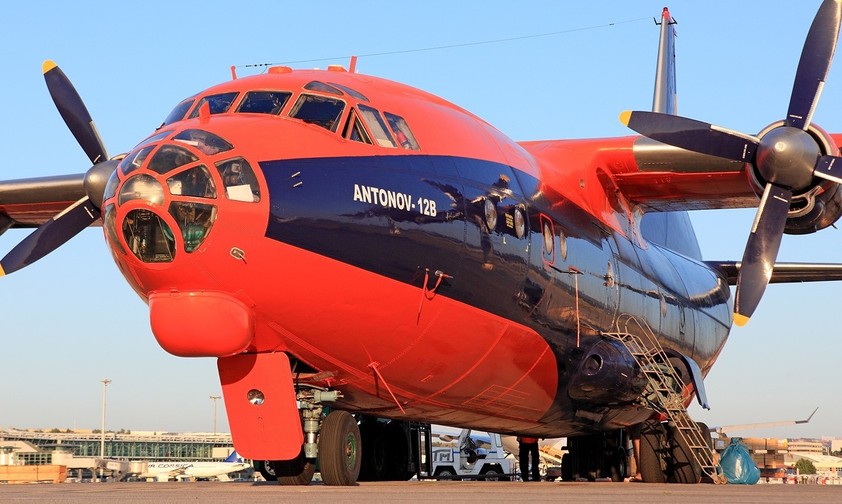 Antonov An-12B vo Cavok Airlines: Robuster Hochdecker.