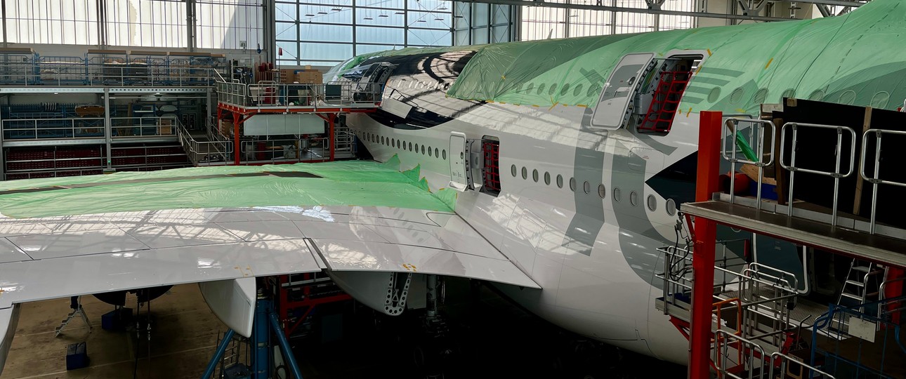Airbus A380 von Lufthansa: Die D-AIMH wird noch bis Anfang Juni in. Dresden umgebaut.