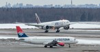 Flugzeuge von Qatar Airways und Air Serbia am Flughafen Moskau-Sheremetyevo (Archivbild 2022): Auch heute fliegen viele internationale Airlines nach Moskau.