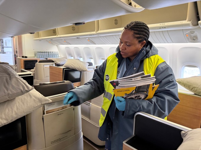 Das prüft Stella Okonkwo Chinenye – hier kontrolliert sie in der Business Class jeden einzelnen Sitz.