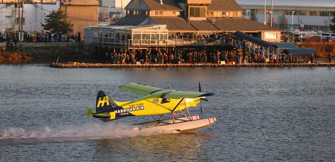 Etwa hundert Zuschauer beobachteten, wie sich ein Verkehrsflugzeug zum ersten Mal mit Elektromotor in die Luft erhob.