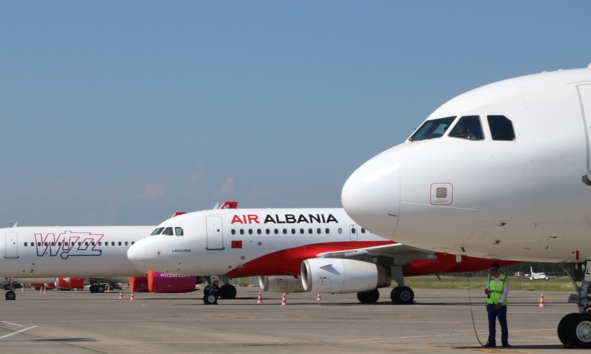 Flugzeuge am Tirana International Airport: Ausbau geplant.