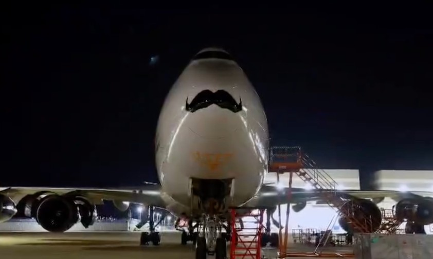 Boeing 747 mit Schnurrbart: Botschaft zum Movember.