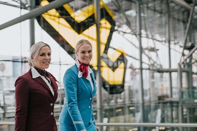 Flugbegleiterinnen von Germanwings (links) und Eurowings (rechts).