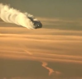 Dreamliner mit Riesen-Kondensstreifen