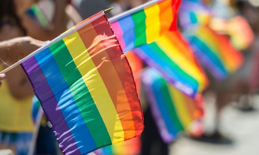 Regenbogenflaggen an einem CSD: Eurowings unterstützt die Anliegen.