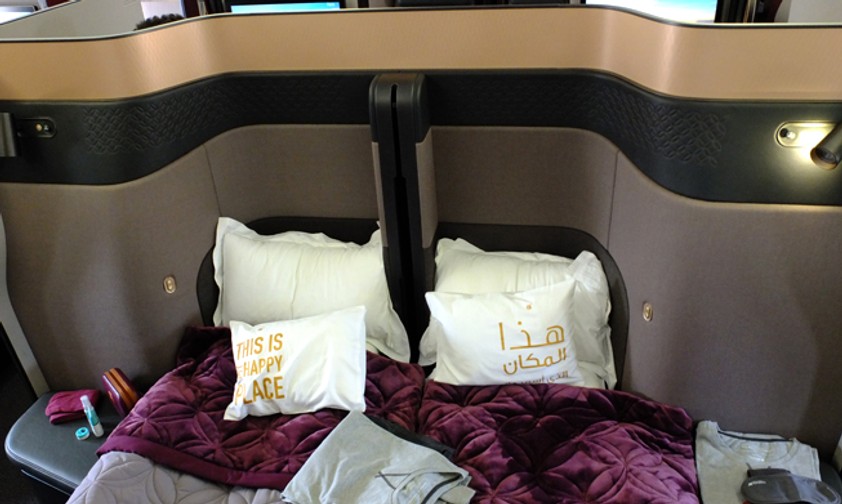 Doch es ist auch Platz für zwei, die zusammen sein wollen - hier in Form von zwei zum Doppelbett umgebauten Sitzen.