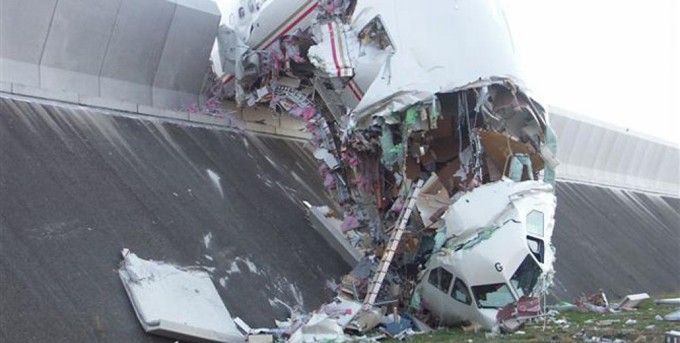 Das völlig zerstörte Flugzeug.