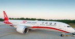 100. Flugzeug von Shanghai Airlines: Die Sonderlackierung der Boeing 787 stellte die Airline vergangenes Jahr vor.