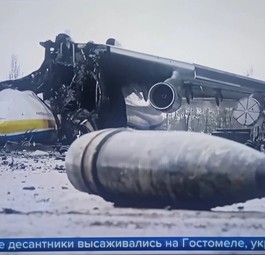 Die Antonov An-25 im Hangar in Hostomel: Das größte Flugzeug der Welt wurde im Krieg zerstört.