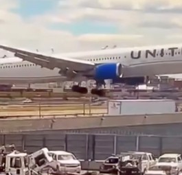 Der Moment vor der Berührung: Die Boeing 767 von United fliegt extrem niedrig an.